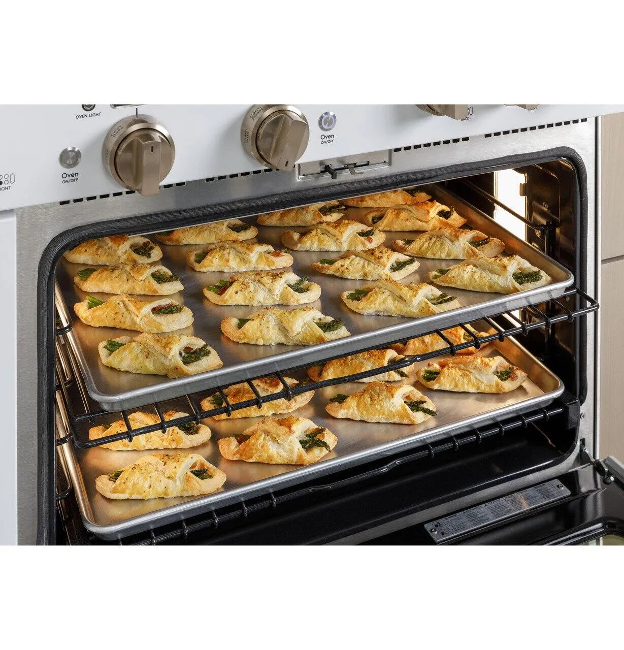 Cafe C2Y486P3TD1 Caf&#8482; 48" Smart Dual-Fuel Commercial-Style Range With 6 Burners And Griddle (Natural Gas)