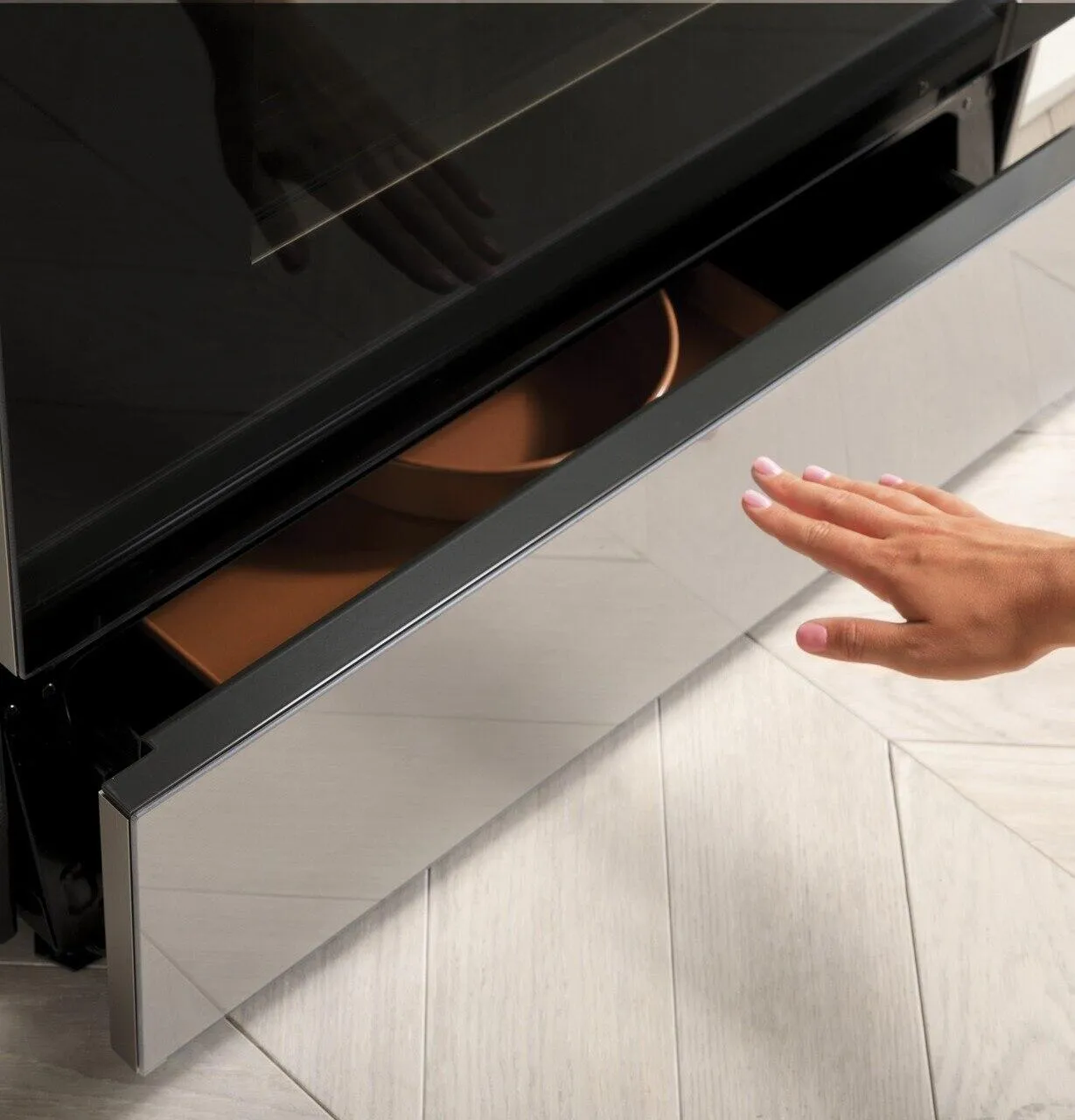 Cafe CHS90XM2NS5 Caf 30" Smart Slide-In, Front-Control, Induction And Convection Range With In-Oven Camera In Platinum Glass