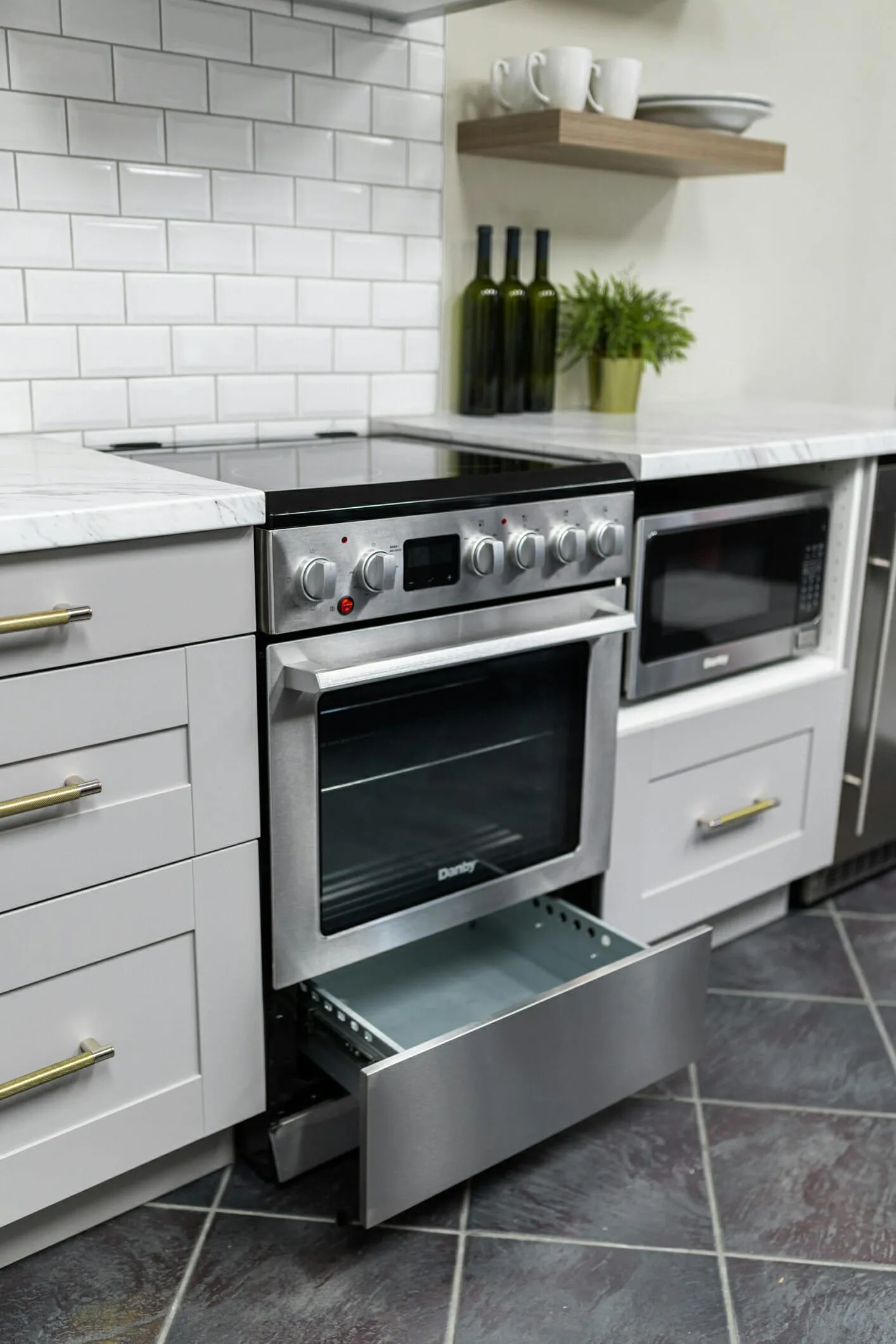 Danby DRCA240BSS Danby 24-In Truairfry Smooth Top Slide-In Electric Range In Stainless Steel