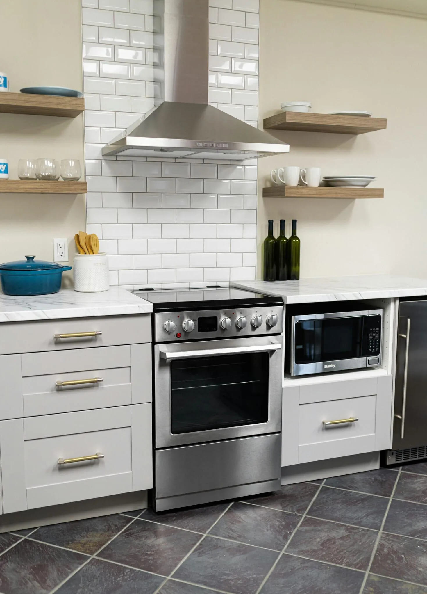 Danby DRCA240BSS Danby 24-In Truairfry Smooth Top Slide-In Electric Range In Stainless Steel