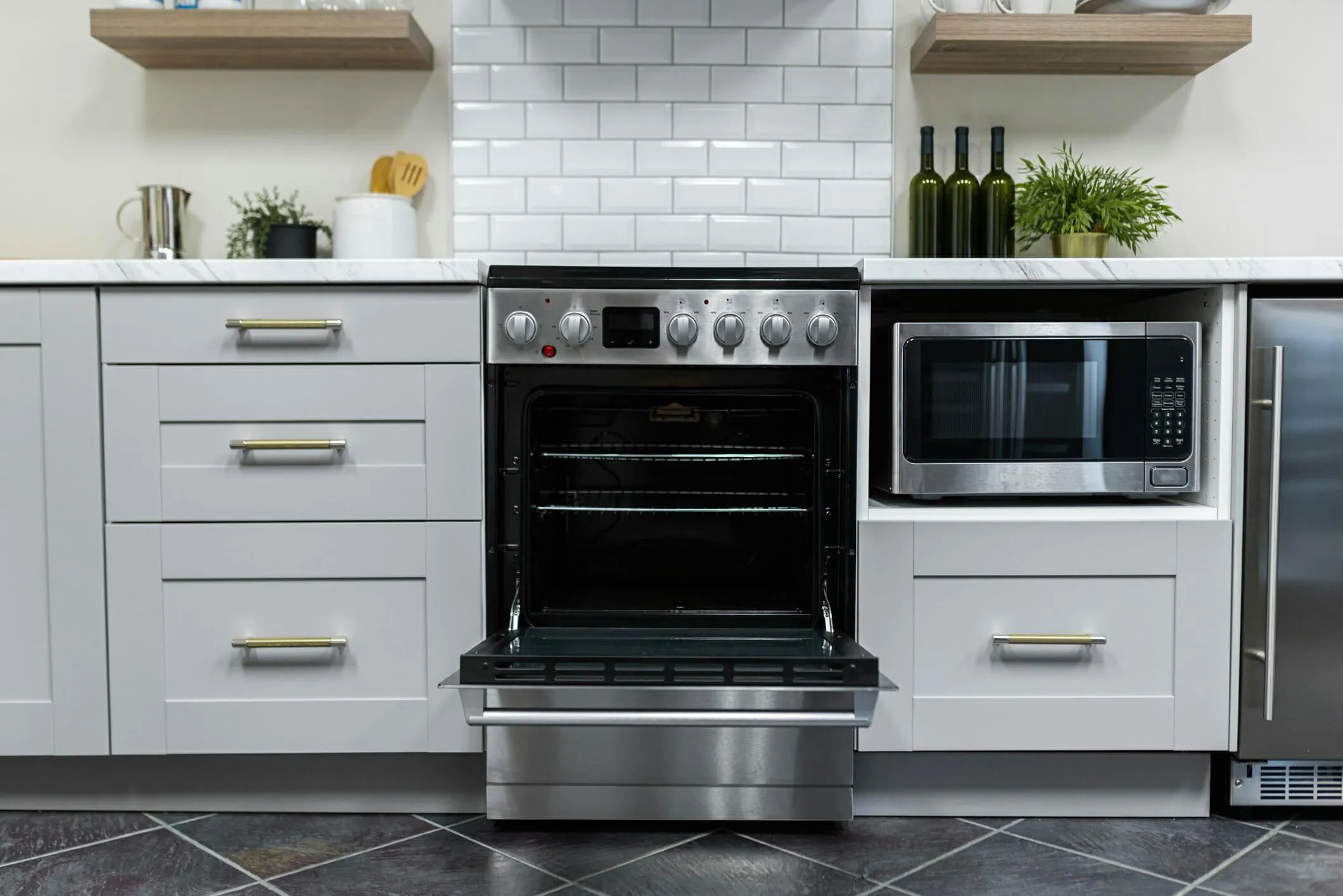 Danby DRCA240BSS Danby 24-In Truairfry Smooth Top Slide-In Electric Range In Stainless Steel