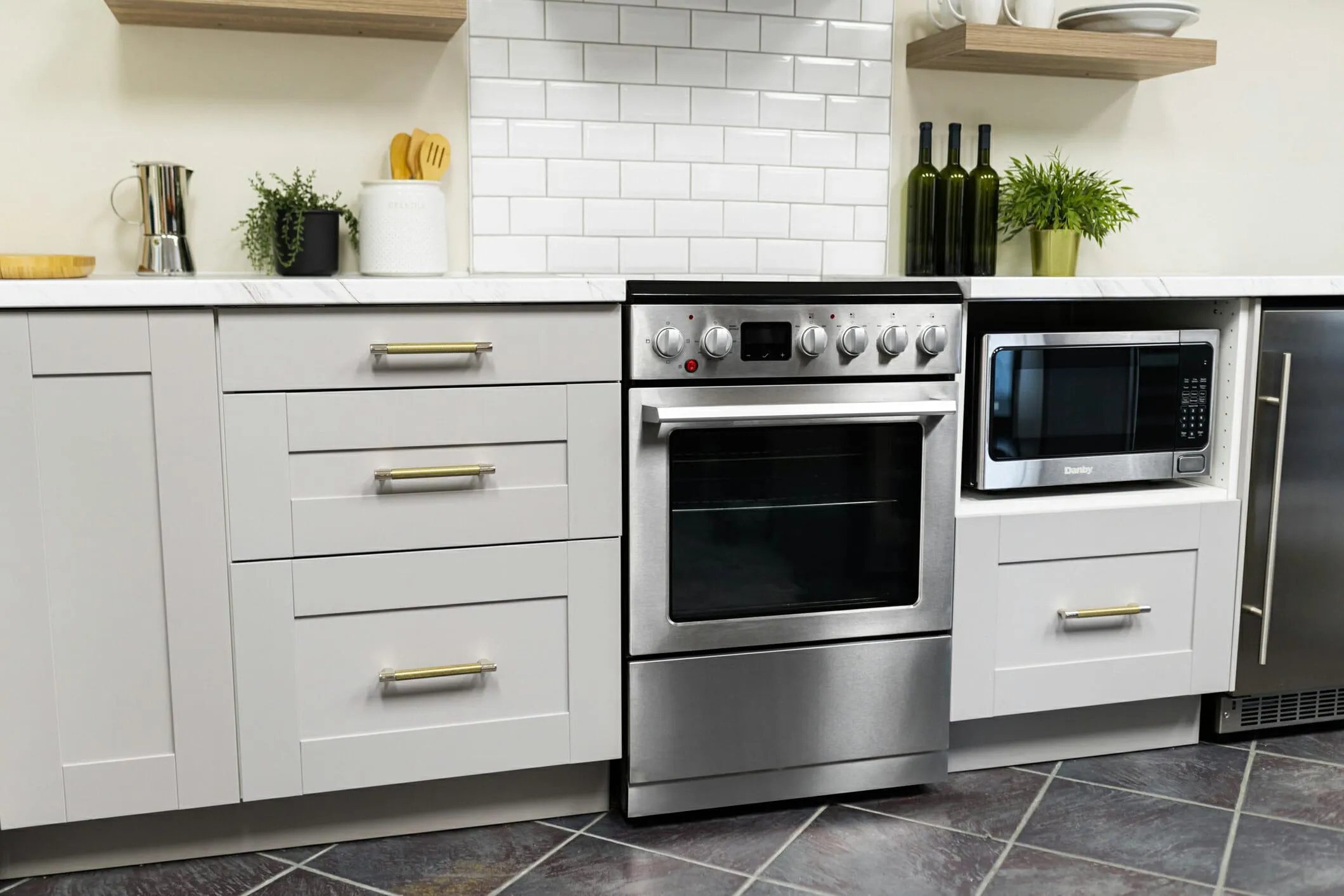 Danby DRCA240BSS Danby 24-In Truairfry Smooth Top Slide-In Electric Range In Stainless Steel