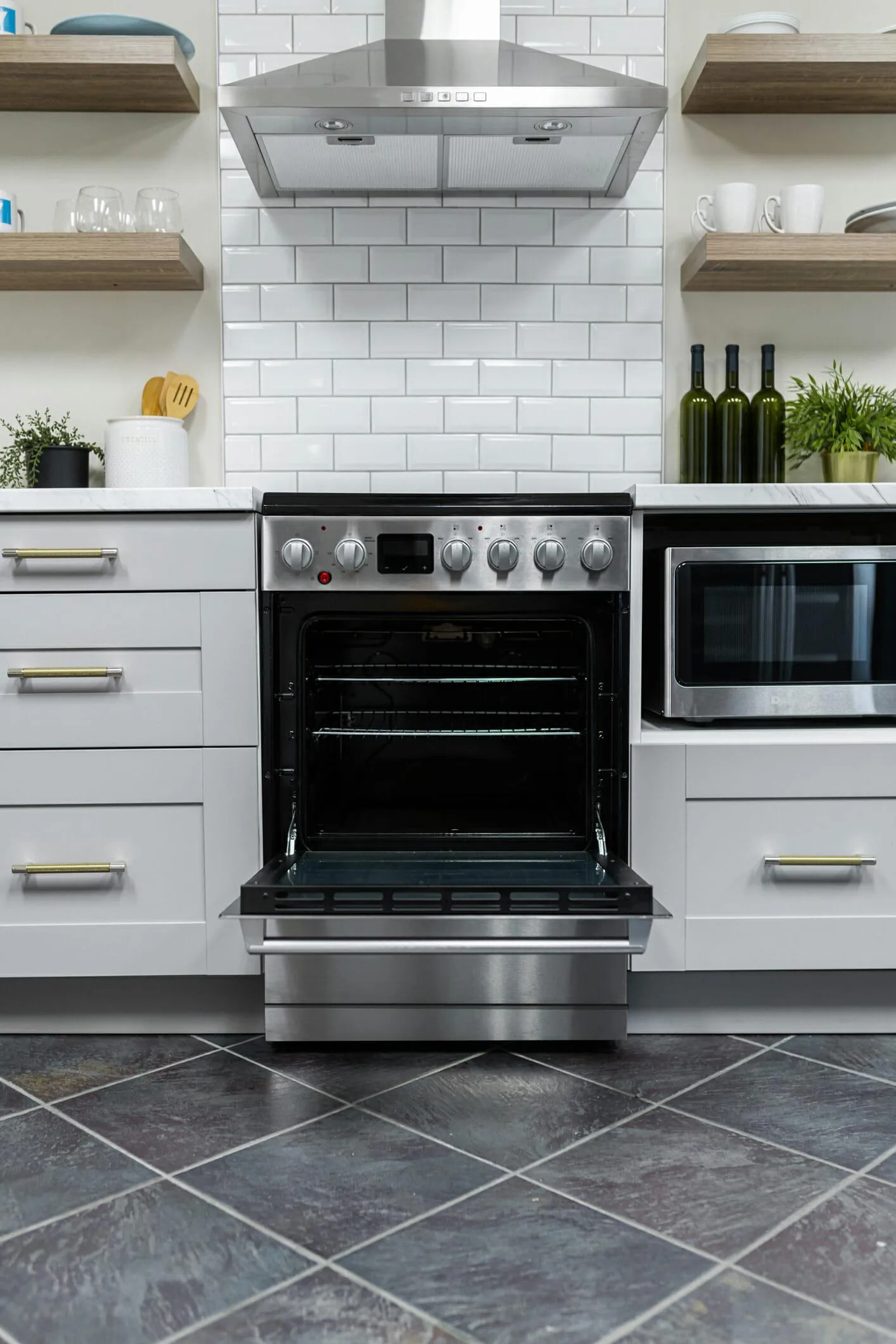 Danby DRCA240BSS Danby 24-In Truairfry Smooth Top Slide-In Electric Range In Stainless Steel