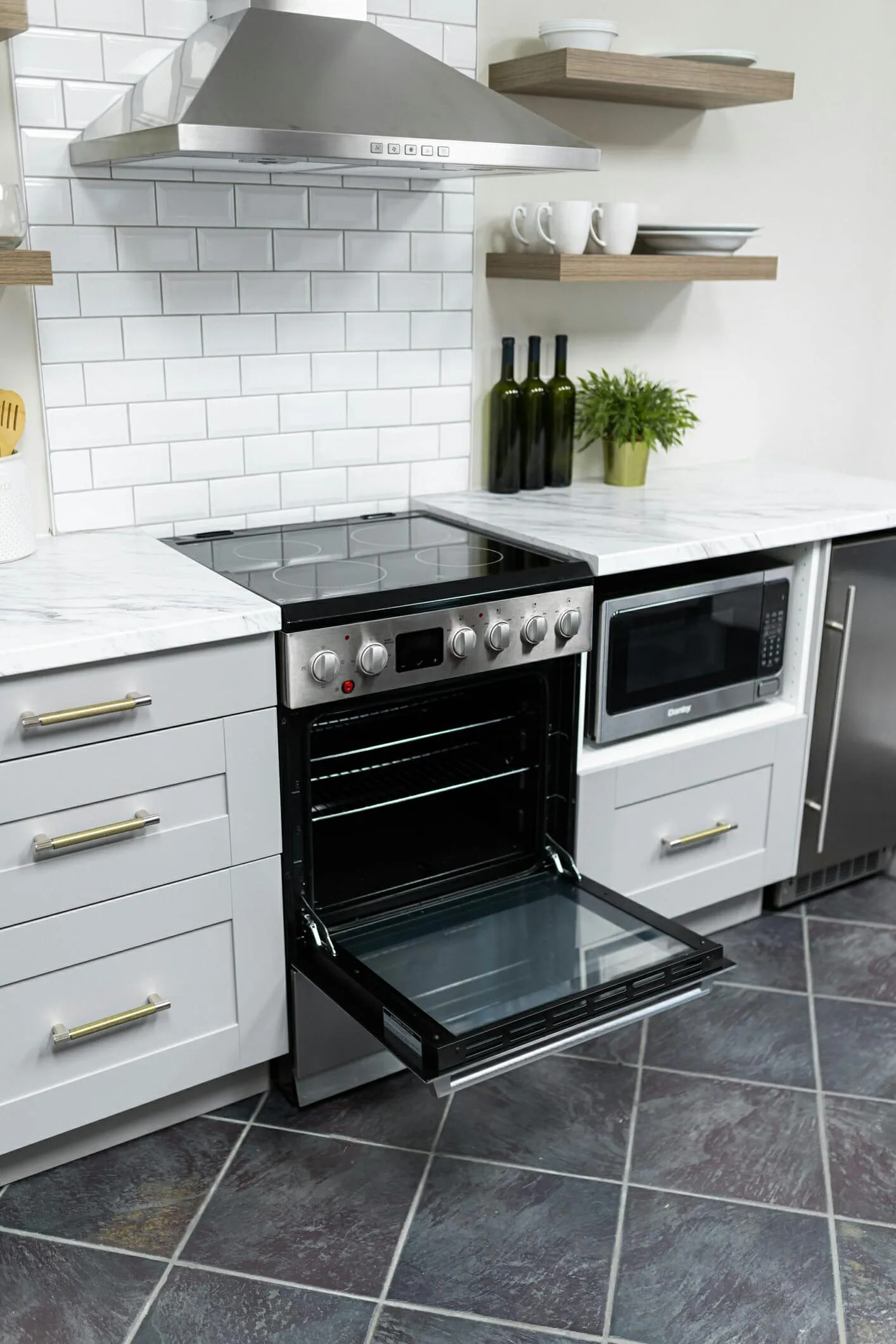 Danby DRCA240BSS Danby 24-In Truairfry Smooth Top Slide-In Electric Range In Stainless Steel