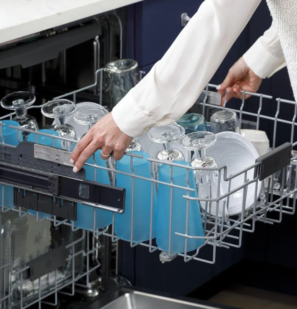 Ge Appliances GDT665SMNES Ge Top Control With Stainless Steel Interior Dishwasher With Sanitize Cycle & Dry Boost With Fan Assist