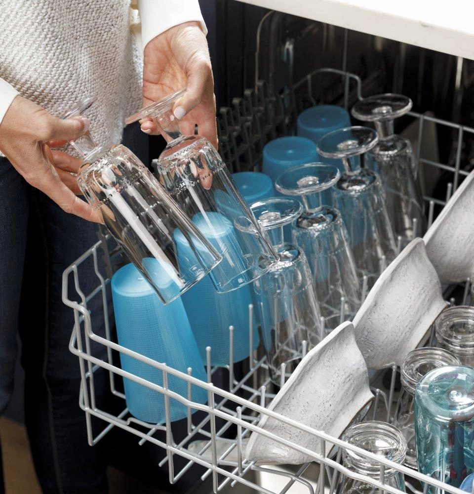 Ge Appliances GDF645SSNSS Ge Front Control With Stainless Steel Interior Dishwasher With Sanitize Cycle & Dry Boost