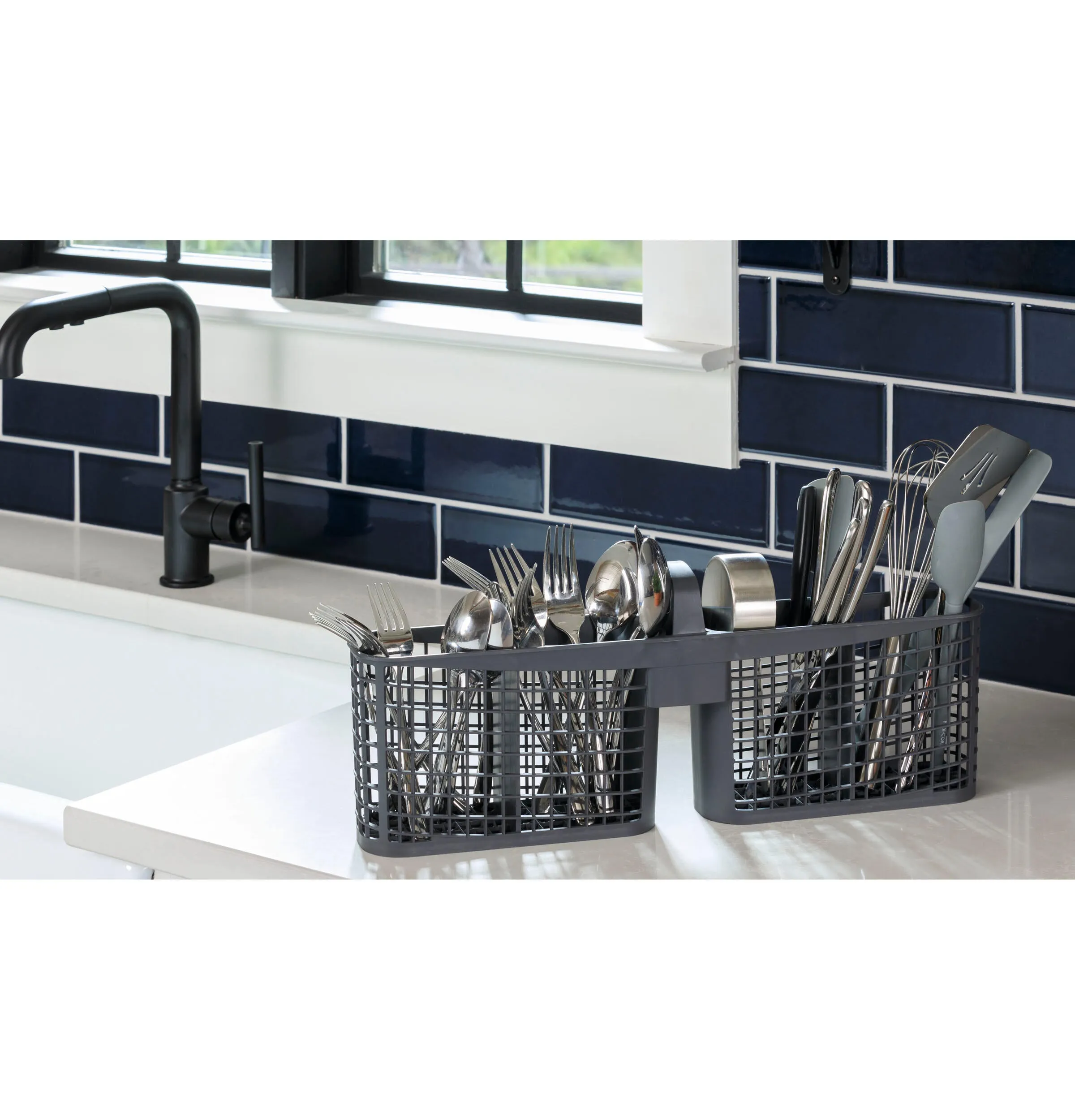 Hotpoint HDF310PGRBB Hotpoint One Button Dishwasher With Plastic Interior