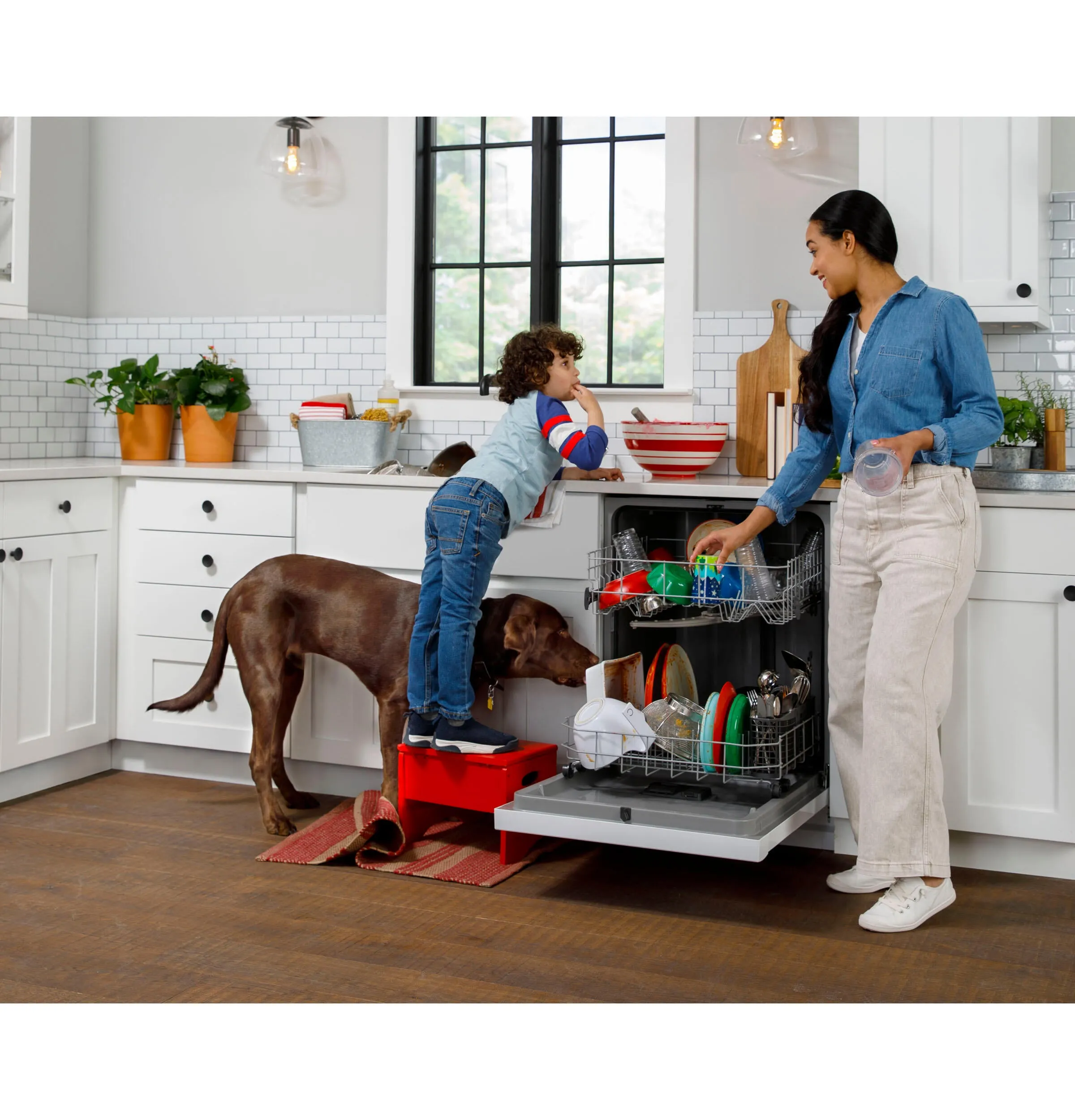 Hotpoint HDF310PGRBB Hotpoint One Button Dishwasher With Plastic Interior