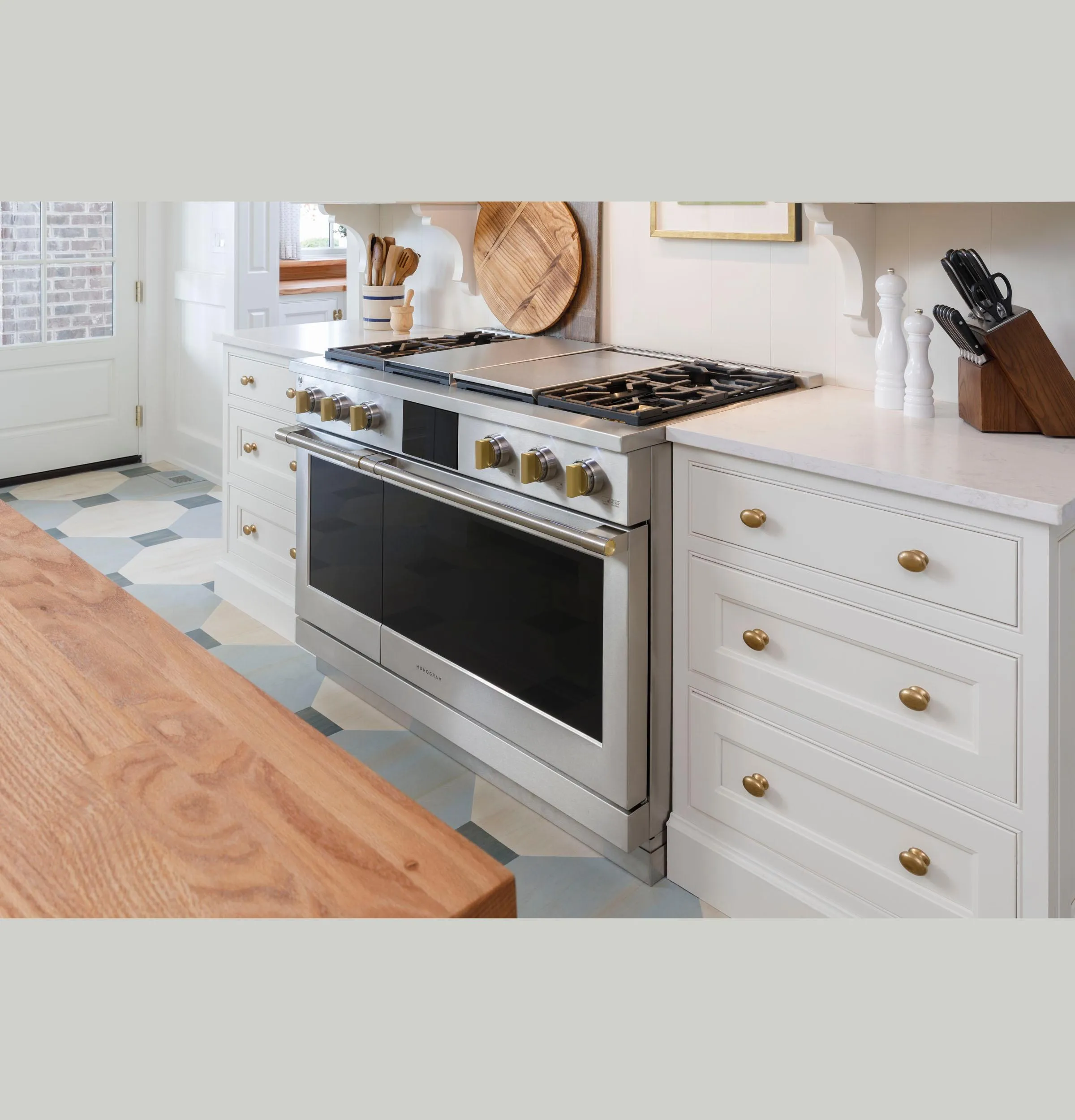 Monogram ZDP484NGTSS Monogram 48" Dual-Fuel Professional Range With 4 Burners, Grill, And Griddle