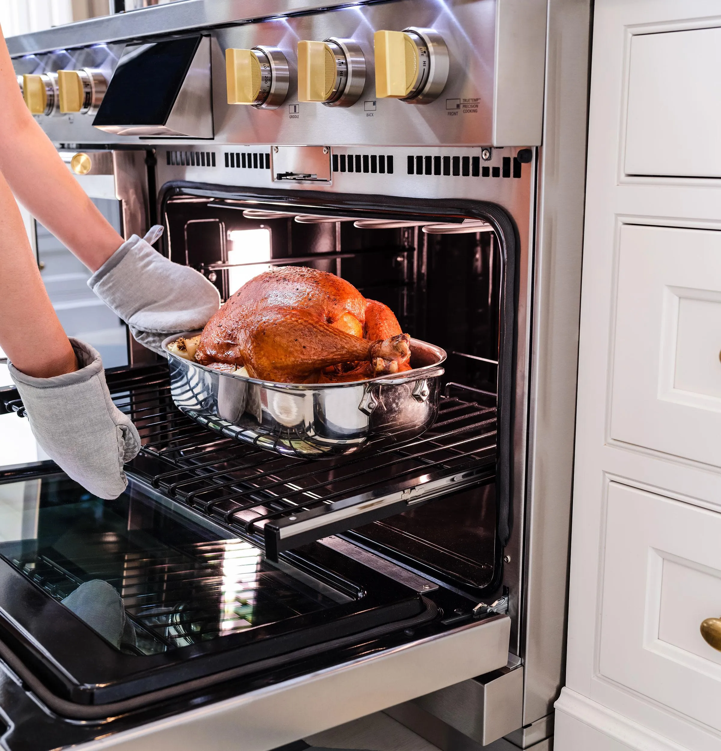 Monogram ZDP484NGTSS Monogram 48" Dual-Fuel Professional Range With 4 Burners, Grill, And Griddle
