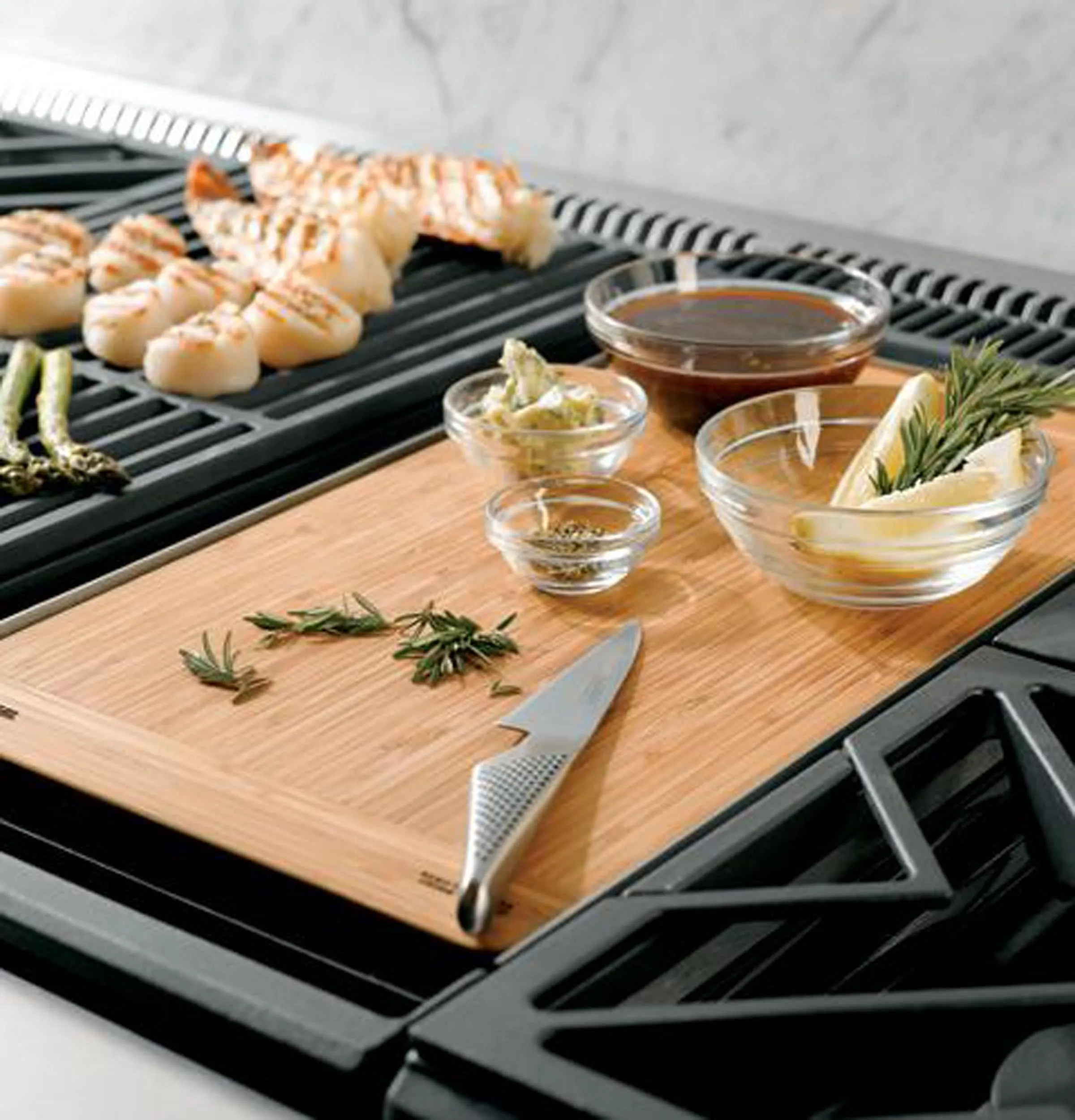 Monogram ZGU364NDPSS Monogram 36" Professional Gas Rangetop With 4 Burners And Griddle (Natural Gas)